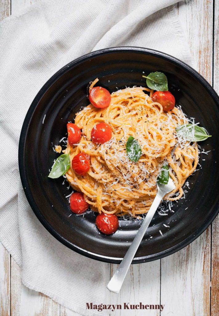 spaghetti z pesto z pomidorów i orzechów włoskich