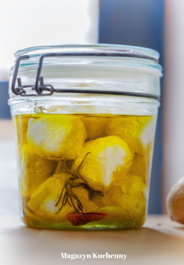 ser labneh w oliwie z rozmarynem, czosnkiem i ostrą papryczką
