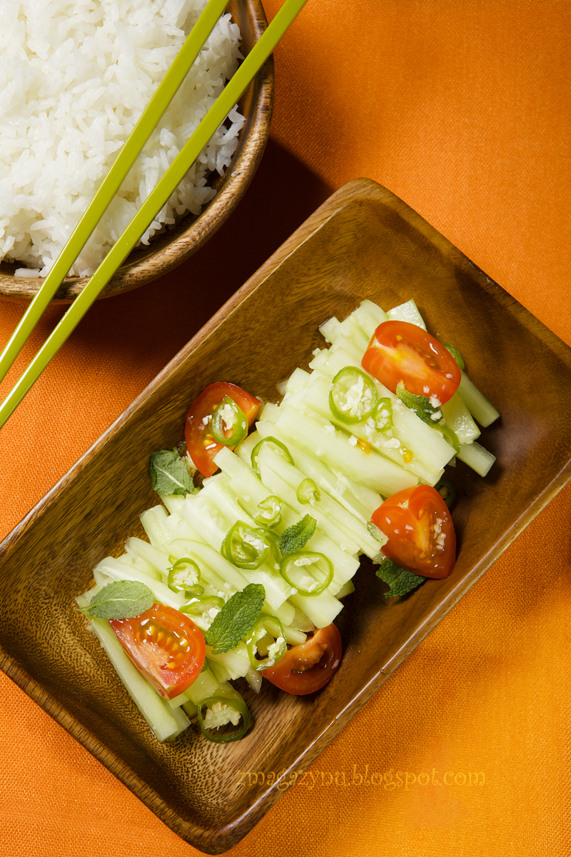 Tajska sałatka z ogórka z pomidorem i chili