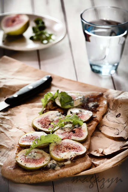 figi+zapiekane+z+na+plaskim+chlebku+z+serem+plesniowym+figs+and+blue+cheese+flatbread 2