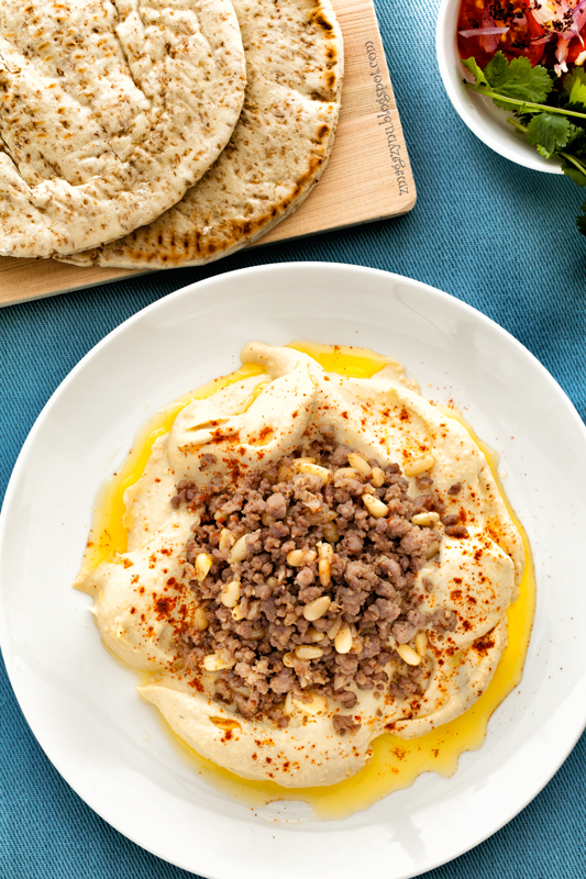Hummus z baraniną i orzeszkami piniowymi