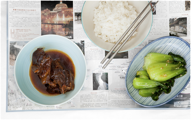 Wołowina duszona w czarnym occie ryżowym. Chińska wołowina z octem, białym ryżem i kapustą bok choy.