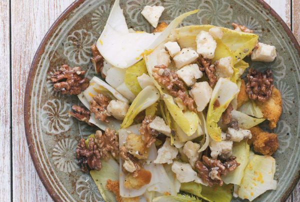 salatka z cykorii z serem korycinskim i orzechami
