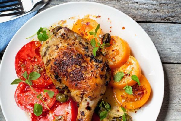 pieczony kurczak w oregano z oliwkami oraz sałatką pomidorową