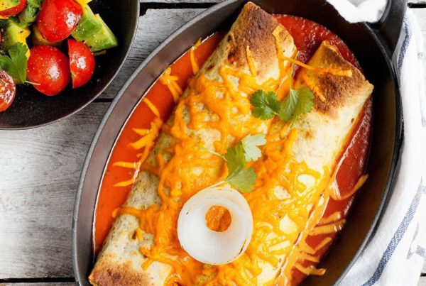 Enchilada wegetariańska zapiekana z soem paprykowo-pomidorowym i serem
