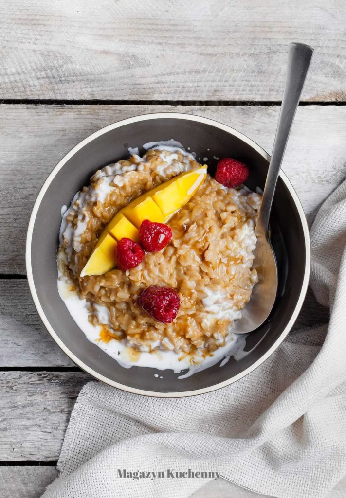 Brązowy ryż z mango, malinami i śmietanką kokosową. Pomysł na zdrowe śniadanie z ryżu z owocami.